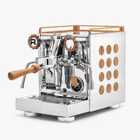 Rocket Appartamento máquina de Espresso em aço inoxidável com detalhes em madeira e design moderno para café de qualidade.