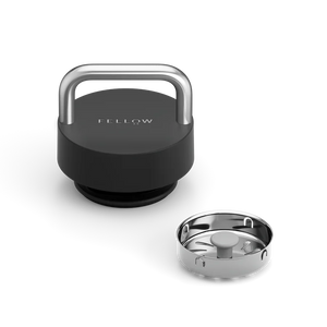 Tampa preta com suporte em aço inoxidável e ecrã de fluxo removível, parte do EspressoGear, Fellow, Últimas novidades, tudo sobre café.