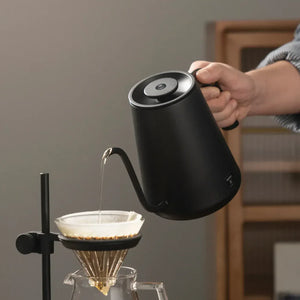 Chaleira elétrica preta com bico estreito para verter com precisão, da Timemore e acessórios coar tudo sobre café.