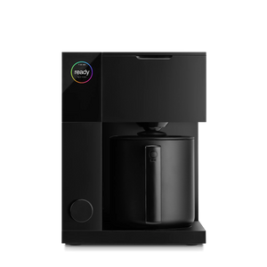 Cafeteira preta com ecrã digital e jarro, parte da Fellow, Cafeteira, Últimas novidades, tudo sobre café.