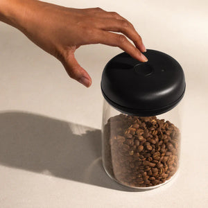 Frasco de vidro com fecho elétrico a vácuo preto para grãos de café, parte da Fellow, EspressoGear, Armazenamento, Novidades, tudo sobre café