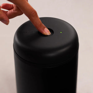 Recipiente de vácuo elétrico preto para armazenamento de café com botão e indicador LED, parte da Fellow, EspressoGear, Armazenamento, Novidades, tudo sobre café.