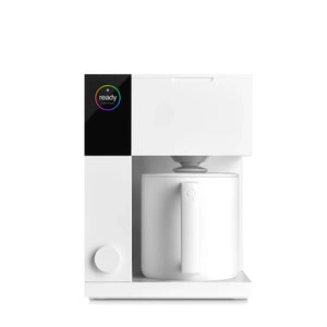 Moderna cafeteira branca para preparação manual com precisão e controlo, parte da Fellow, tudo sobre café.