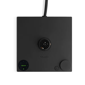 Unidade base preta para chaleira elétrica com botão de controlo e ecrã digital, parte da EspressoGear, tudo sobre café.