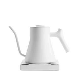 Chaleira elétrica branca com pescoço de ganso estreito e controlo digital de temperatura, parte da Fellow, EspressoGear, tudo sobre café