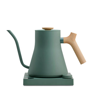 Chaleira elétrica verde com pega em madeira e bico estreito para precisão, parte da Fellow, EspressoGear, tudo sobre café