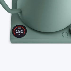 Chaleira elétrica verde com visor digital de temperatura e botão, parte da Fellow, EspressoGear, Chaleiras, tudo sobre café