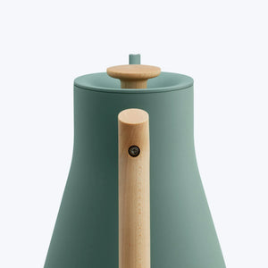 Chaleira verde com pega e tampa em madeira, desenhada para controlo preciso da temperatura, parte da Fellow, EspressoGear, tudo sobre café