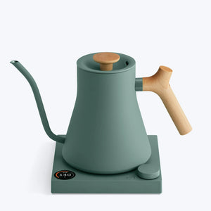 Chaleira verde com pega em madeira e bico longo e estreito para uma preparação precisa, parte da Fellow, EspressoGear, tudo sobre café