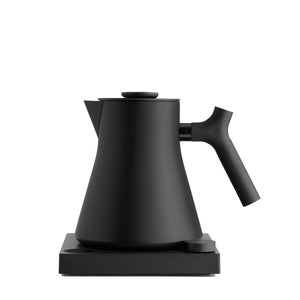 Chaleira preta mate com forma equilibrada e precisão para coar, parte da Fellow, acessórios para coar, tudo sobre café