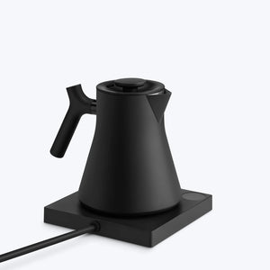 Chaleira preta mate com pega ergonómica numa placa de aquecimento, parte da Fellow, EspressoGear, tudo sobre café