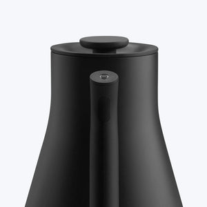 Chaleira preta mate com design elegante e pega ergonómica, parte da Fellow, EspressoGear, tudo sobre café