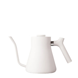 Bule elétrico branco com bico estreito para verter com precisão, parte de Bules elétricos e EspressoGear, tudo sobre café.