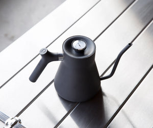 Chaleira elétrica preta mate com bico fino em forma de pescoço de cisne e termómetro incorporado, acessórios para preparação, tudo sobre café.