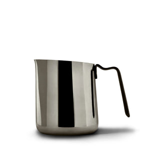 Jarro de leite em aço inoxidável polido com pega ergonómica, perfeito para latte art, acessórios de espresso, tudo sobre café.