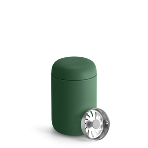Copo de café isolado verde com tampa e filtro removíveis, parte da Take away e EspressoGear, tudo sobre café.