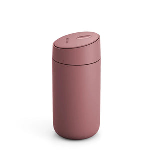 Copo de viagem reutilizável em rosa névoa com tampa deslizante, parte da Fellow, Take away, Novidades, tudo sobre café.