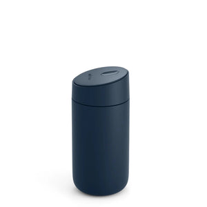 Caneca de viagem isolada em azul pedra com tampa deslizante para café para levar, parte da Fellow, Take away, tudo sobre café.