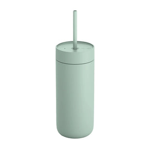Copo de viagem isolado verde menta para bebidas frias com palhinha, parte da Fellow, Take away, Últimas novidades, tudo sobre café.