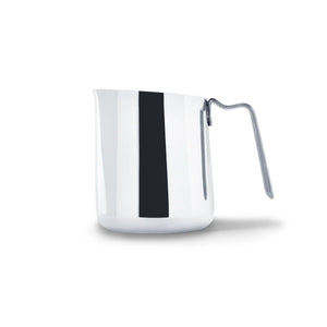 Jarra de leite polida em aço inoxidável com bico de fluxo preciso, parte dos Acessórios Espresso e Jarra de leite, tudo sobre café.