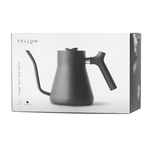 Chaleira elétrica com acabamento preto mate e bico estreito para vertedura precisa, acessórios para café filtrado, tudo sobre café.