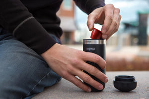 Adaptador de cápsulas portátil preto para Nespresso OriginalLine ligado ao Nanopresso, da Senaste nytt e Barista Espresso.