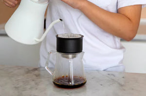 Jarro de servir em vidro com design moderno para preparação precisa, parte da EspressoGear, Novidades, tudo sobre café.