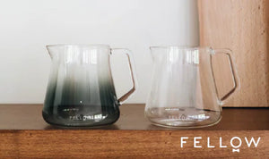 Duas jarras de servir em vidro com design moderno para servir café com precisão, parte da EspressoGear, Últimas novidades, tudo sobre café.