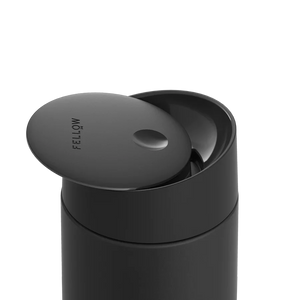 Termos mate pretos take away com tampa deslizante, parte da Fellow e EspressoGear, as últimas novidades da tudo sobre café.
