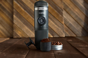 Svart portátil Nanopresso com café em cápsula e café moído, acessórios de espresso para barista e cafeteiras portáteis.