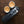 Máquina de espresso portátil com duas chávenas de espresso sobre superfície de madeira, de cafeteiras portáteis e equipamento de barista