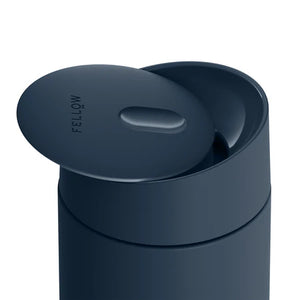Isolerada caneca para levar em azul pedra com abertura deslizante prática, parte da Fellow, Take away, EspressoGear, tudo sobre café.