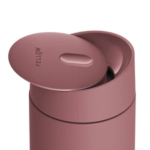 Copo de viagem rosa reutilizável com tampa deslizante em design moderno, parte da Fellow, Take away, EspressoGear, tudo sobre café.
